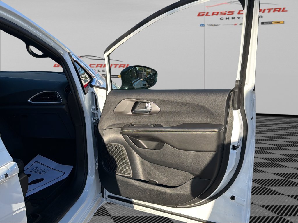 Used 2026 Chrysler Pacifica Select FWD image 13