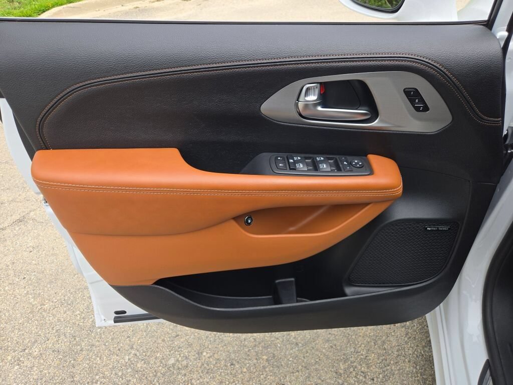 Certified 2024 Chrysler Pacifica Pinnacle FWD image 18