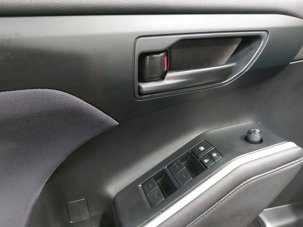 Used 2023 Toyota Highlander LE AWD/4WD image 29