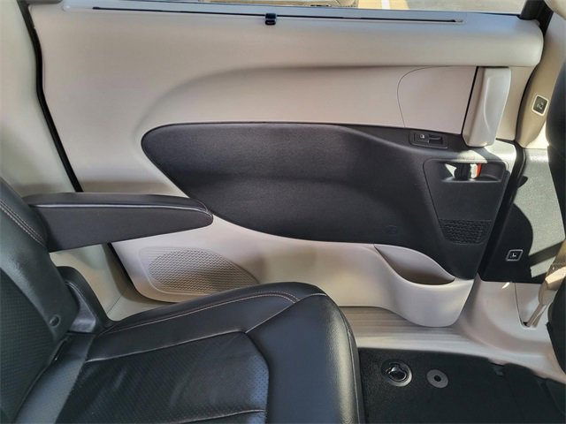 Used 2020 Chrysler Pacifica Touring-L w/ Advanced Safetytec Group image 11