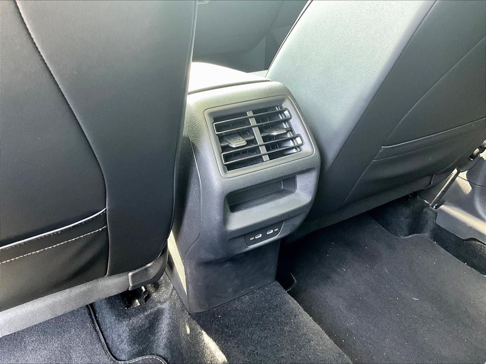 Used 2025 Volkswagen Tiguan SE w/ Panoramic Sunroof Package AWD/4WD image 16