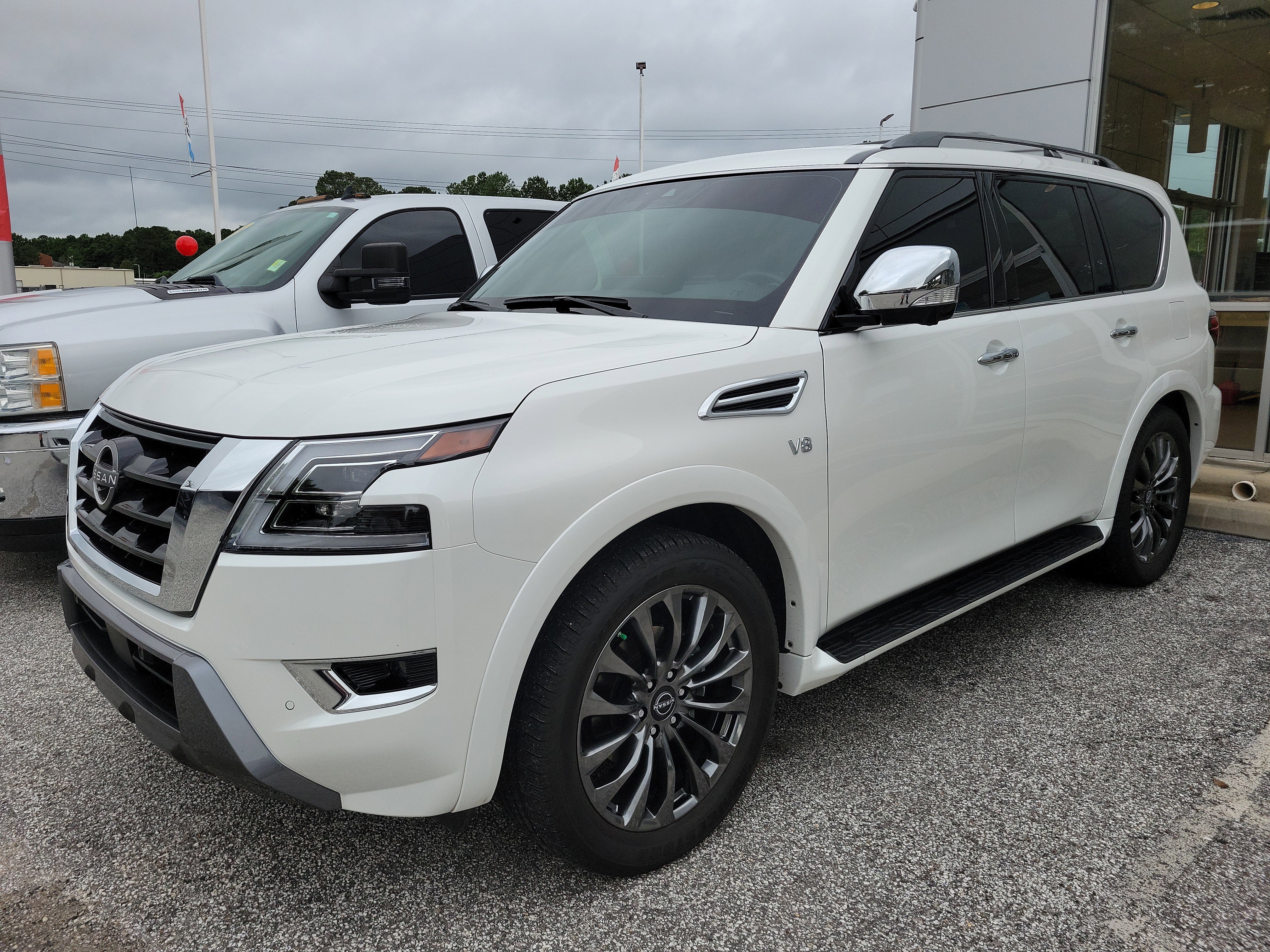 Used 2022 Nissan Armada Platinum w/ Captain's Chairs Package RWD image 3