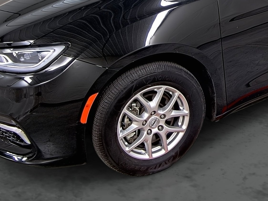 Used 2024 Chrysler Pacifica Touring-L image 7