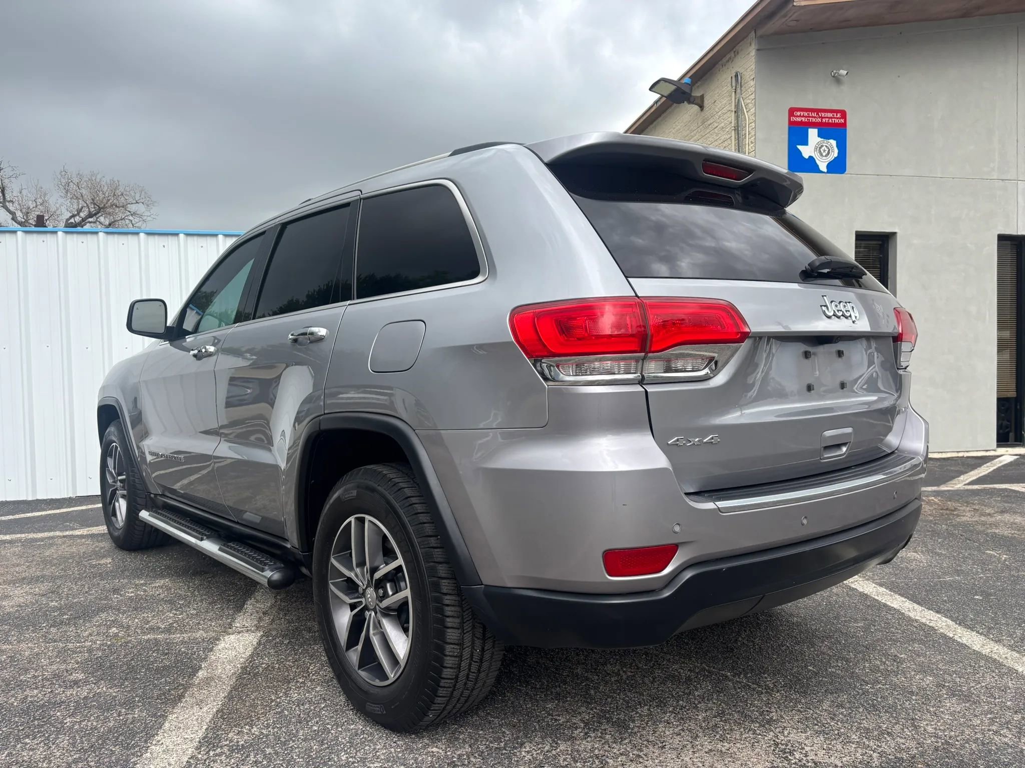 Used 2017 Jeep Grand Cherokee Limited w/ Luxury Group II AWD/4WD image 3