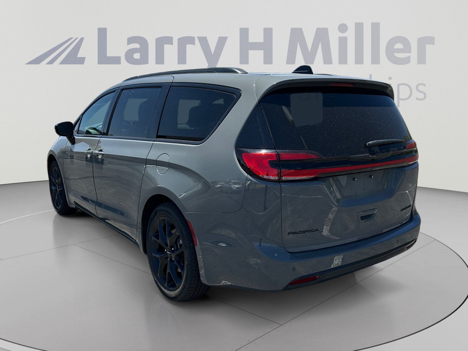 Used 2025 Chrysler Pacifica Limited FWD image 3