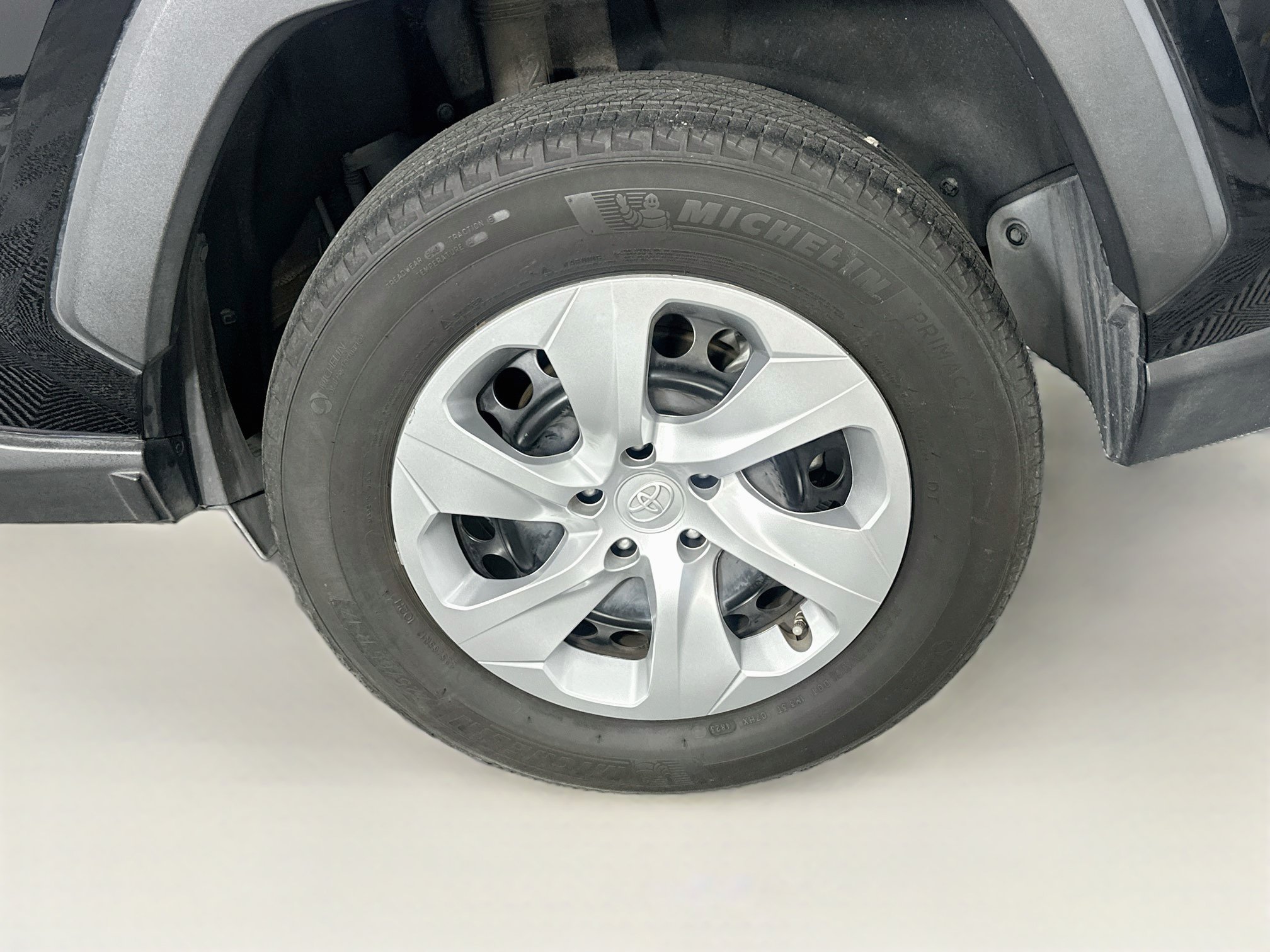 Used 2022 Toyota RAV4 LE FWD image 11