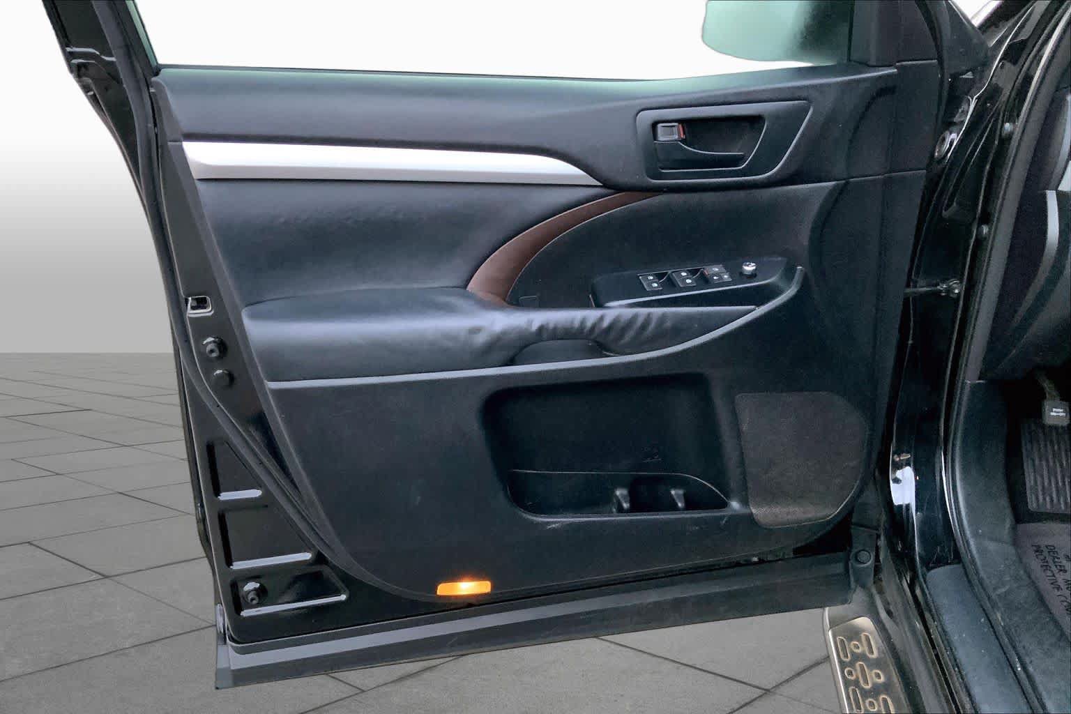 Used 2014 Toyota Highlander Plus FWD image 21