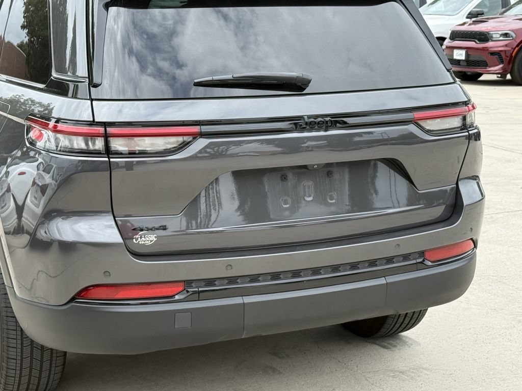 Used 2023 Jeep Grand Cherokee Altitude AWD/4WD image 6
