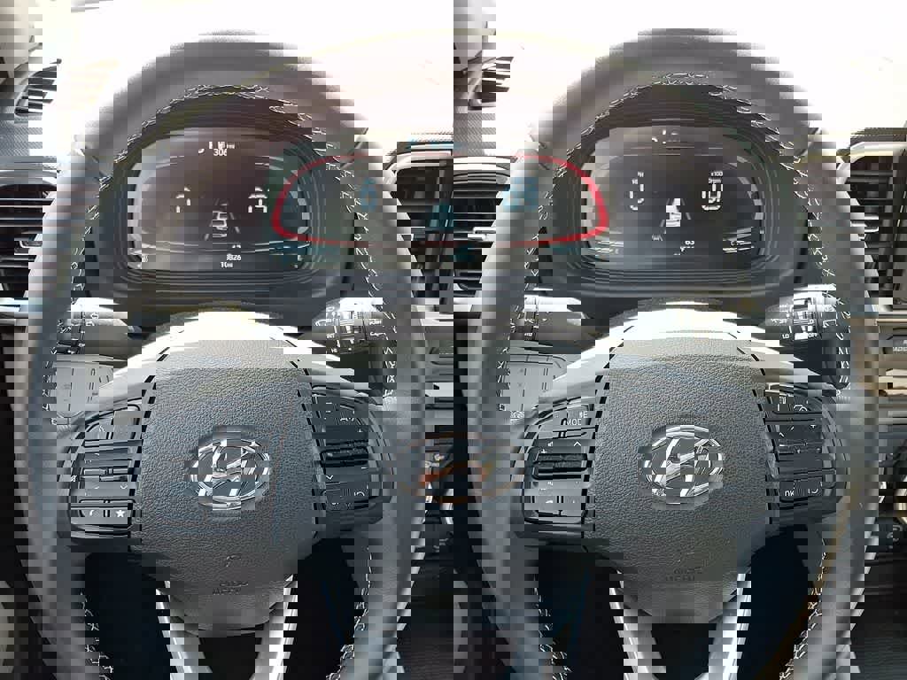 Used 2025 Hyundai Venue SEL image 18