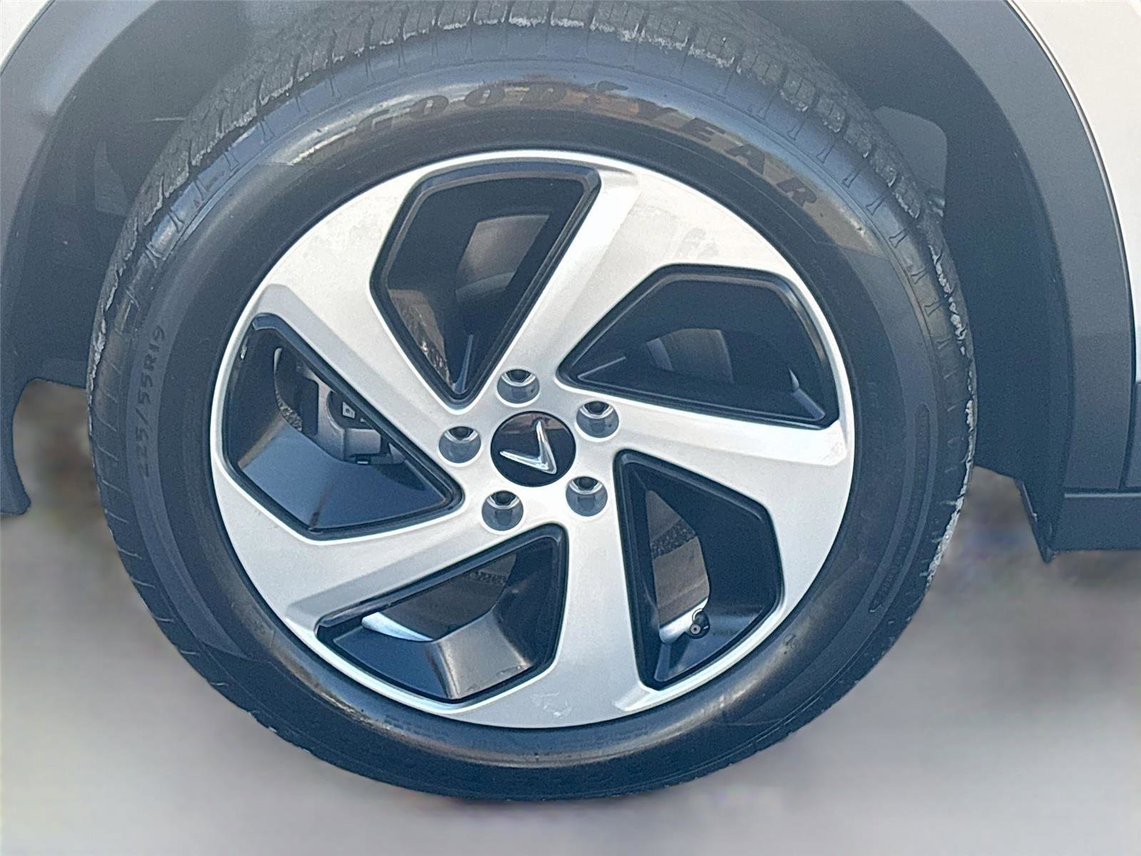 New 2025 VinFast VF 8 Eco image 31