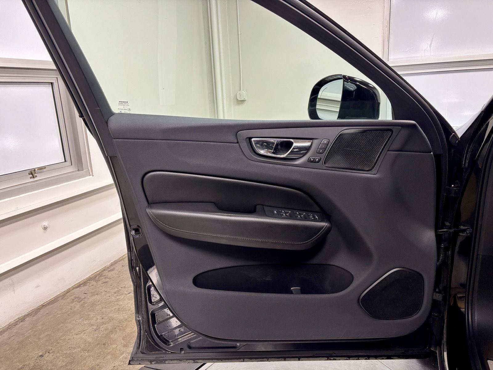 Used 2019 Volvo XC60 T5 Momentum w/ Multimedia Package AWD/4WD image 13