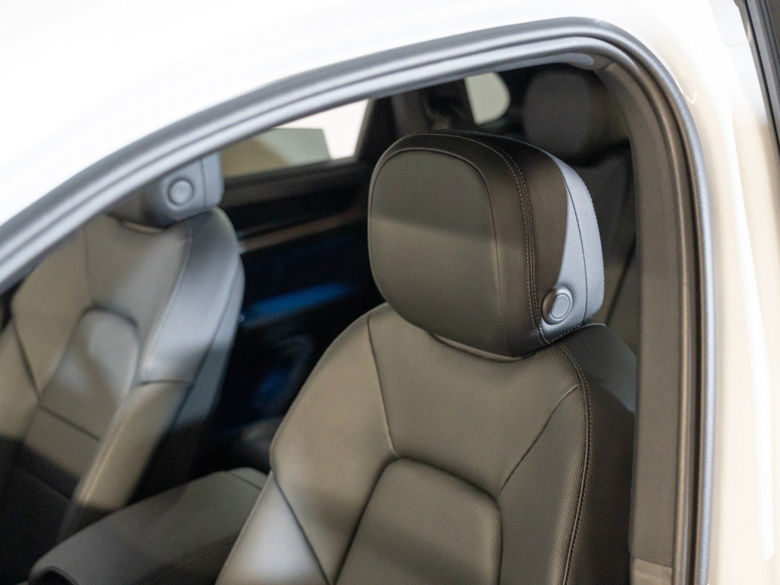 Certified 2026 Porsche Cayenne E-Hybrid AWD/4WD image 14
