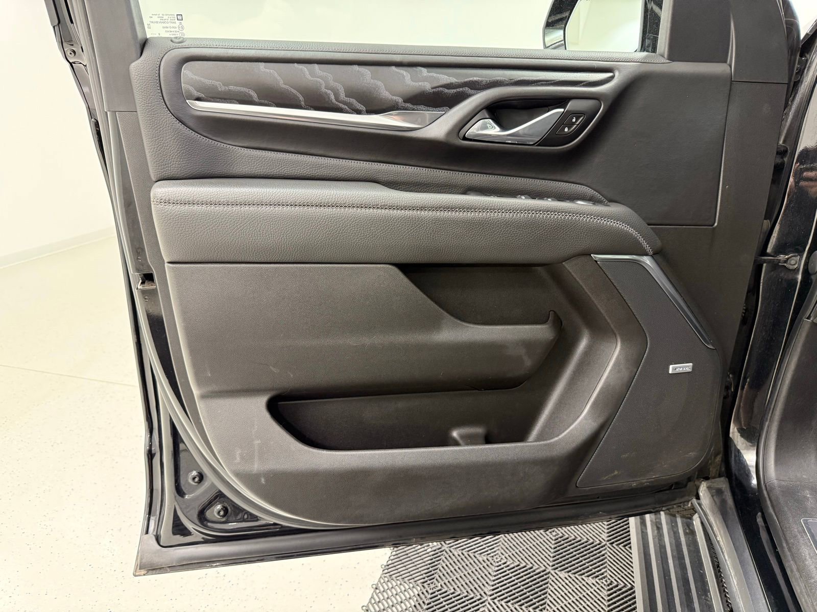 Used 2021 GMC Yukon XL Denali w/ Denali Premium Package image 9