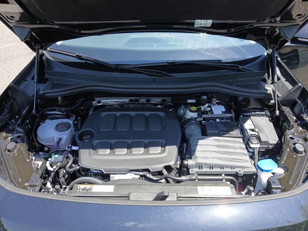 Used 2025 Volkswagen Tiguan SE image 21