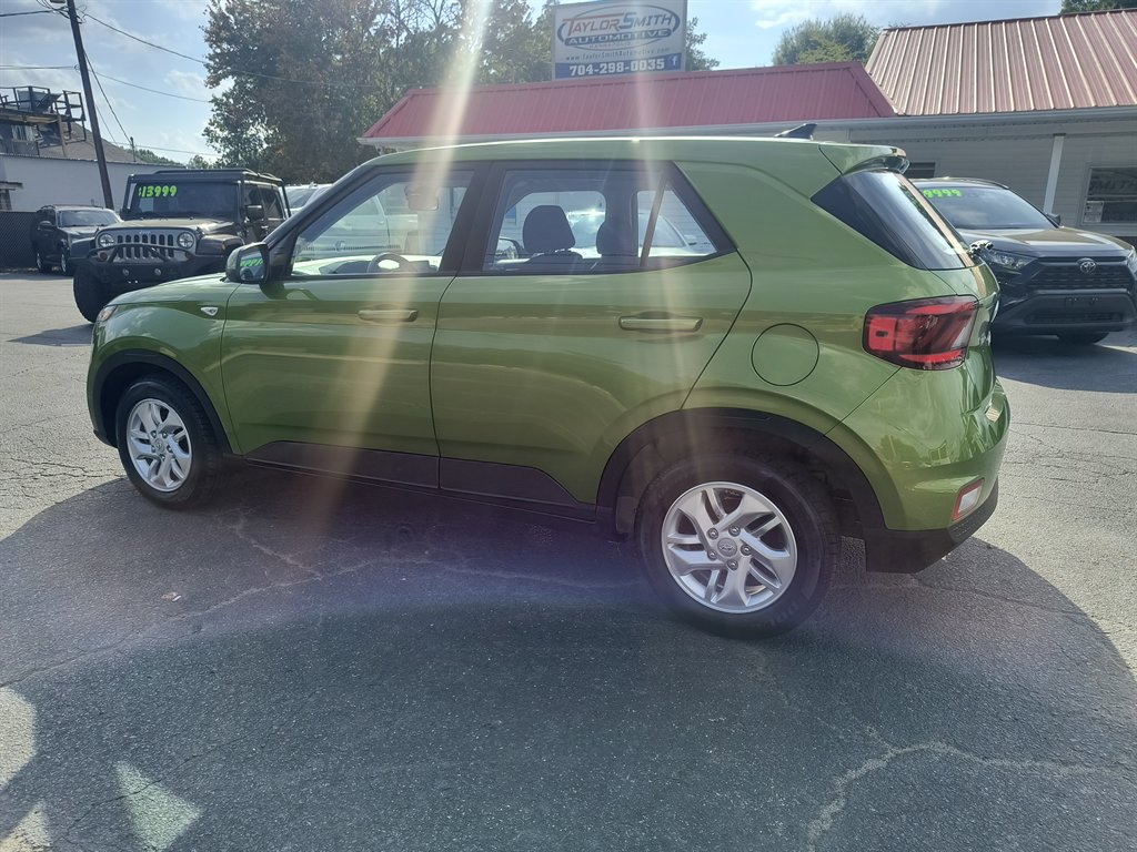 Used 2022 Hyundai Venue SE image 3