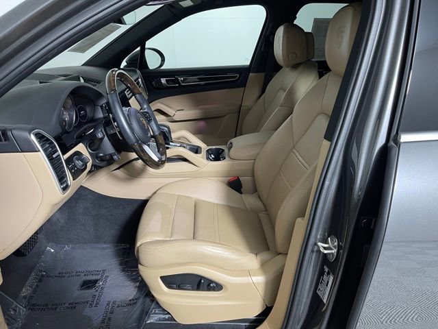 Used 2023 Porsche Cayenne w/ Premium Package image 5