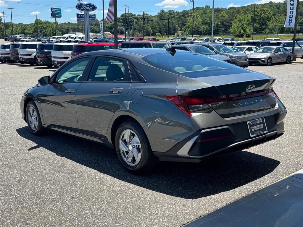Used 2024 Hyundai Elantra SE FWD image 2