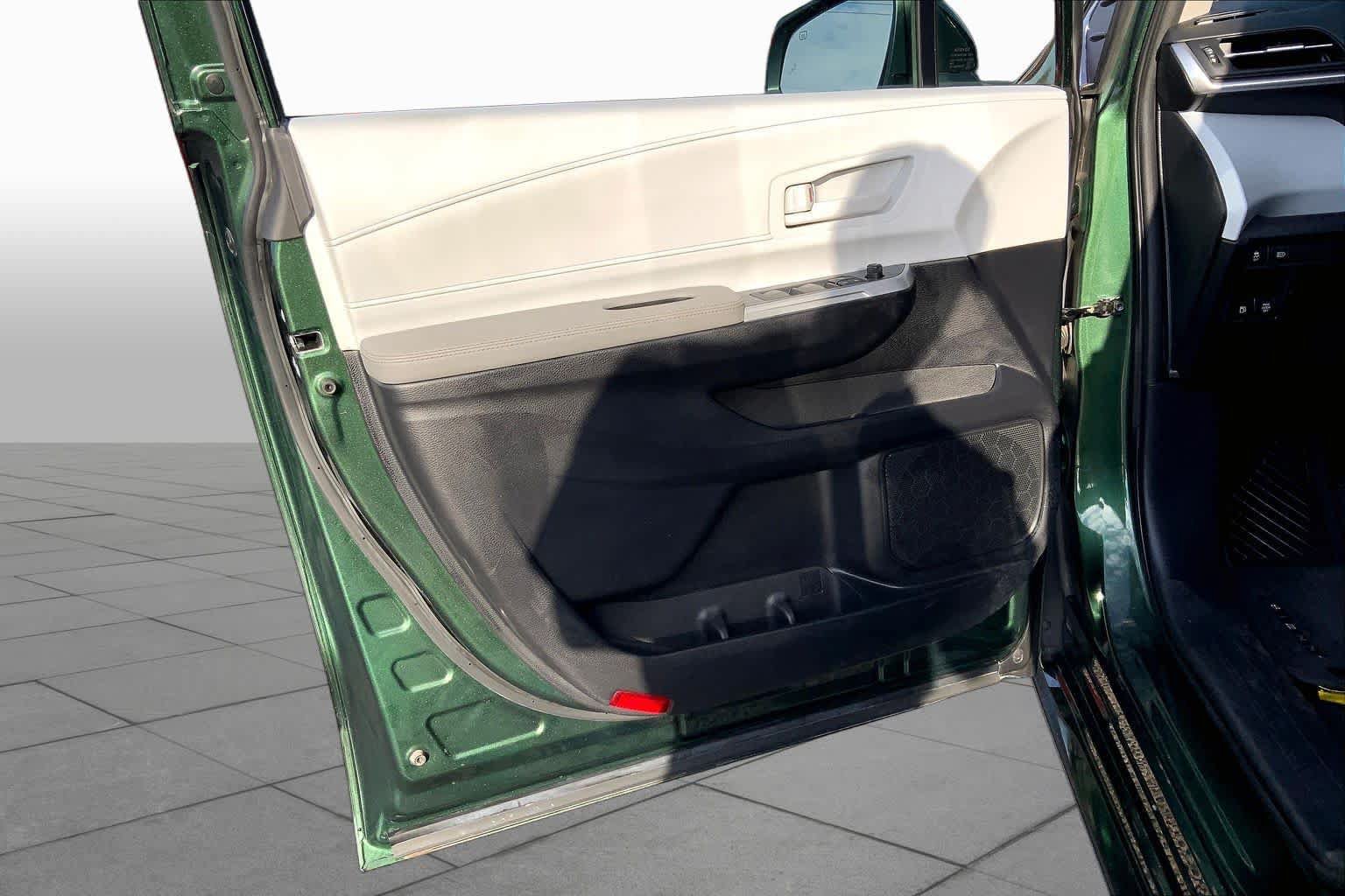 Used 2025 Toyota Sienna LE w/ LE Plus Package FWD image 22