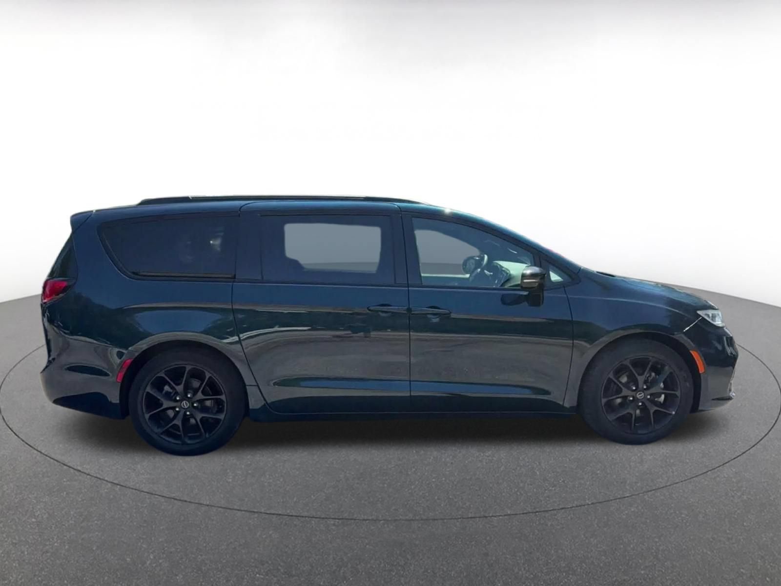 Used 2025 Chrysler Pacifica Limited FWD image 16