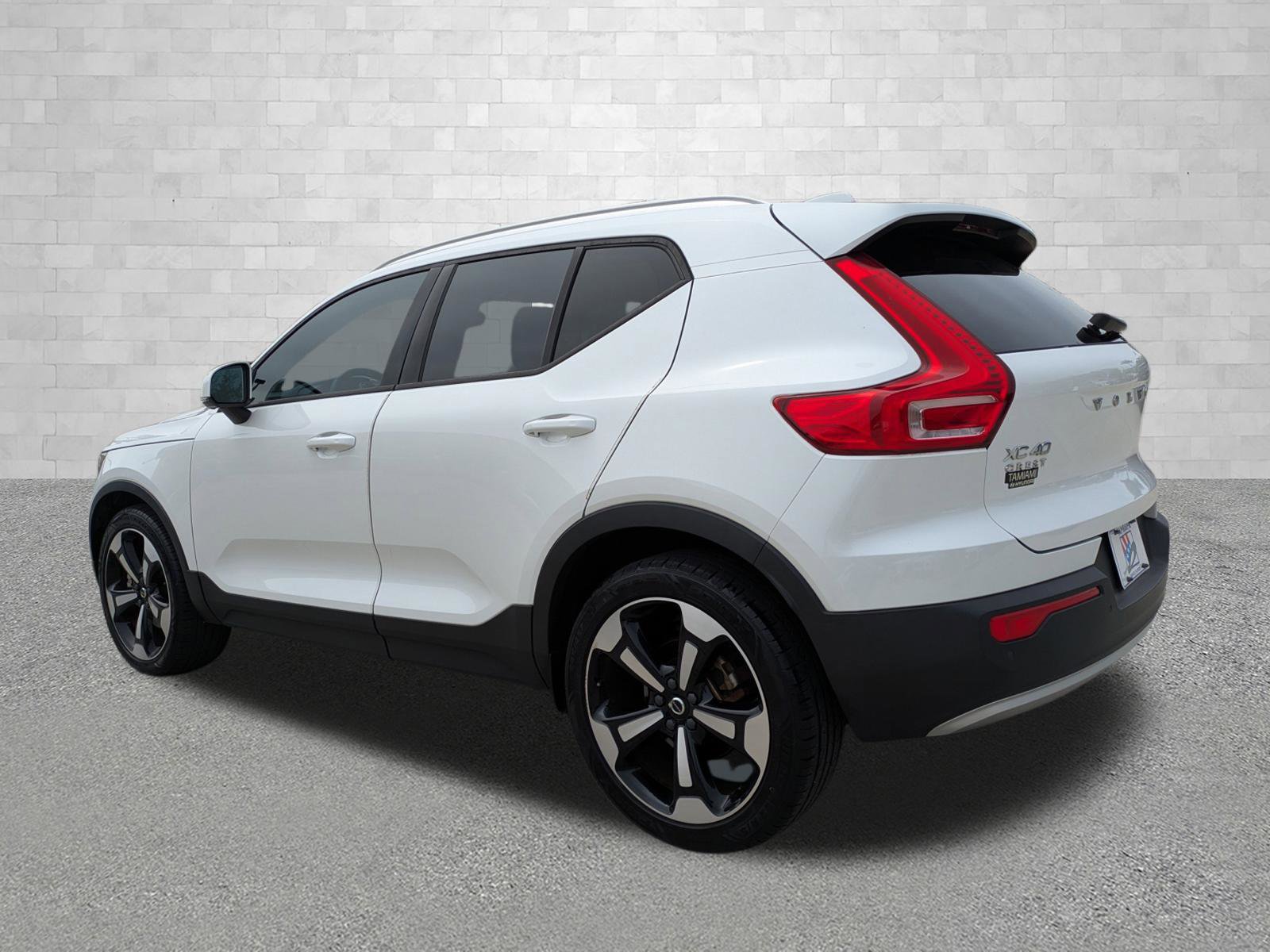 Used 2021 Volvo XC40 T5 Momentum w/ Premium Package image 4