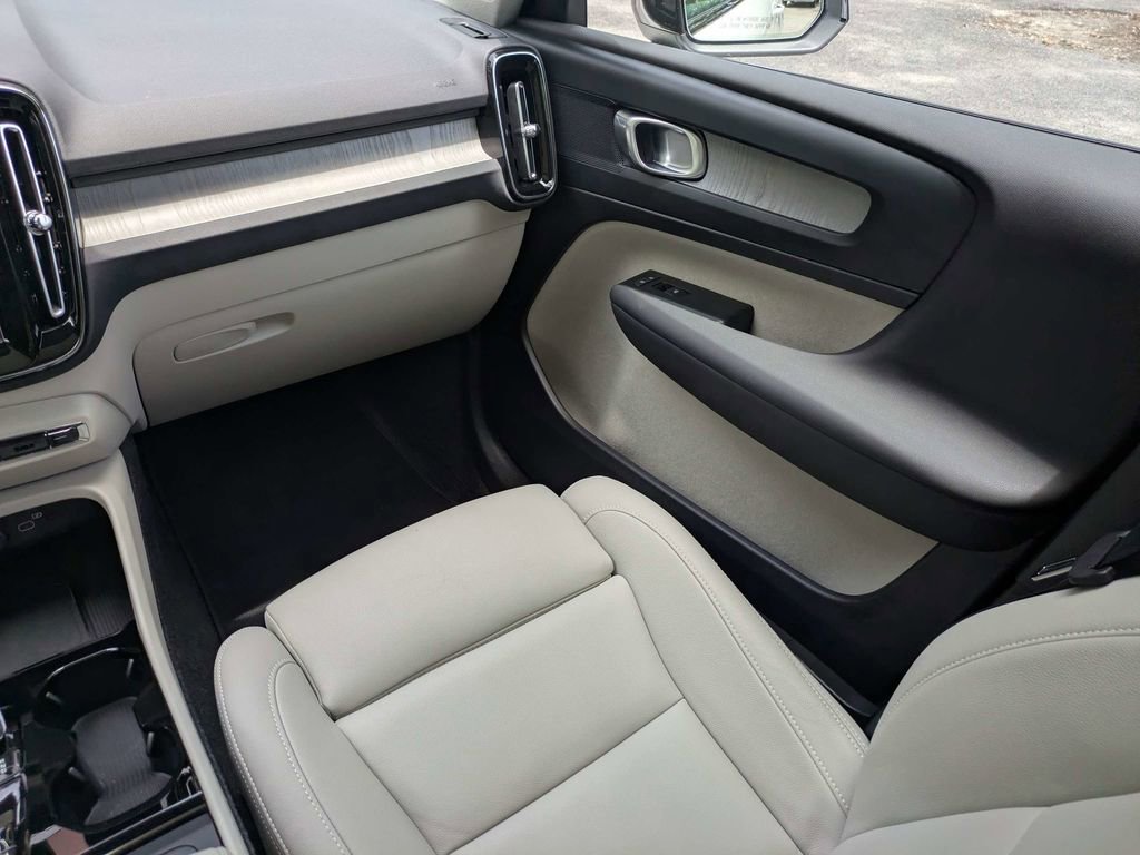 Certified 2026 Volvo XC40 B5 Plus AWD/4WD image 17