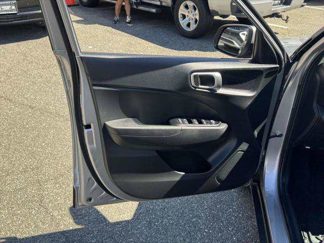 Used 2024 Hyundai Venue SEL FWD image 15