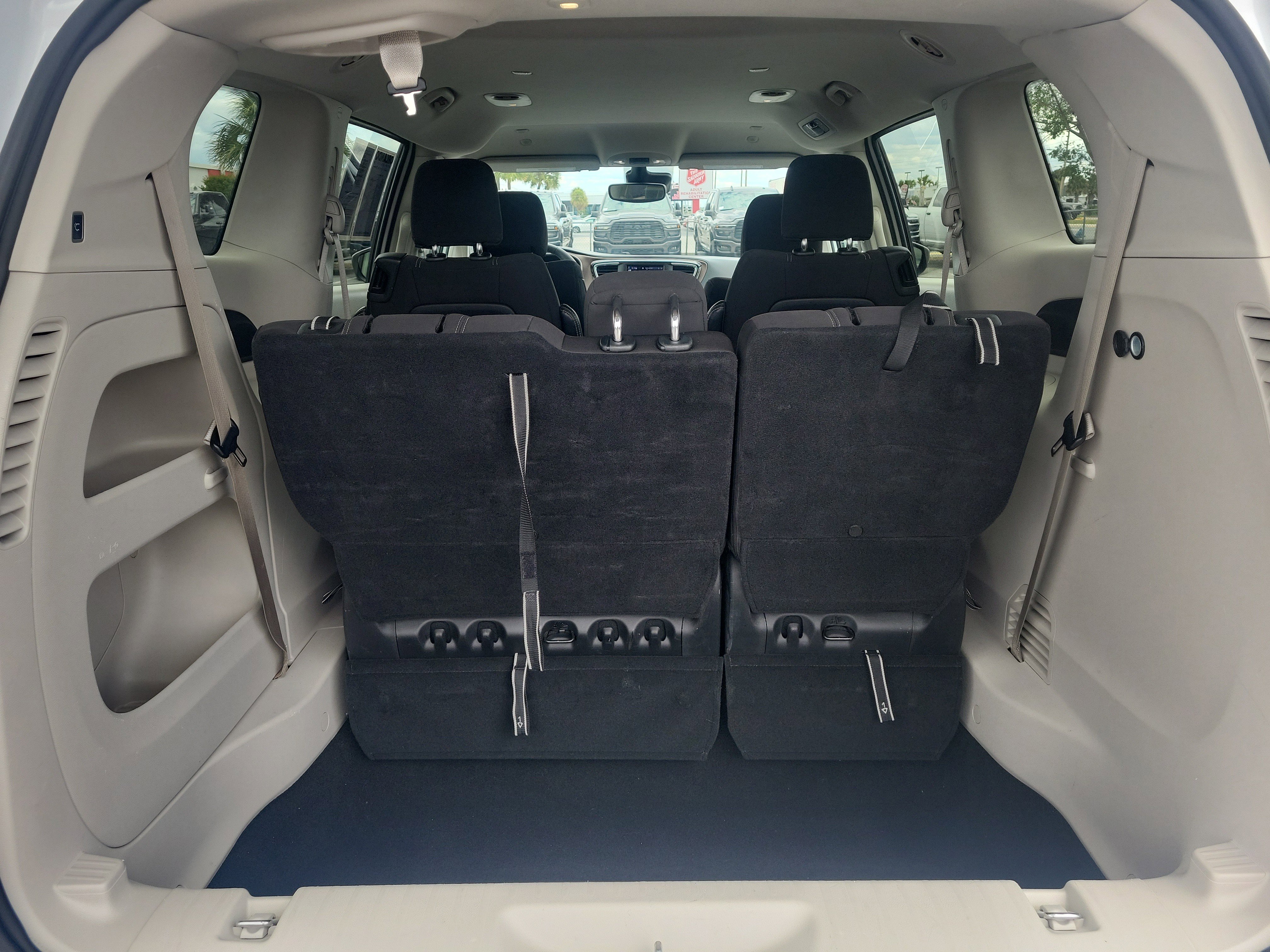 Used 2023 Chrysler Voyager LX FWD image 9