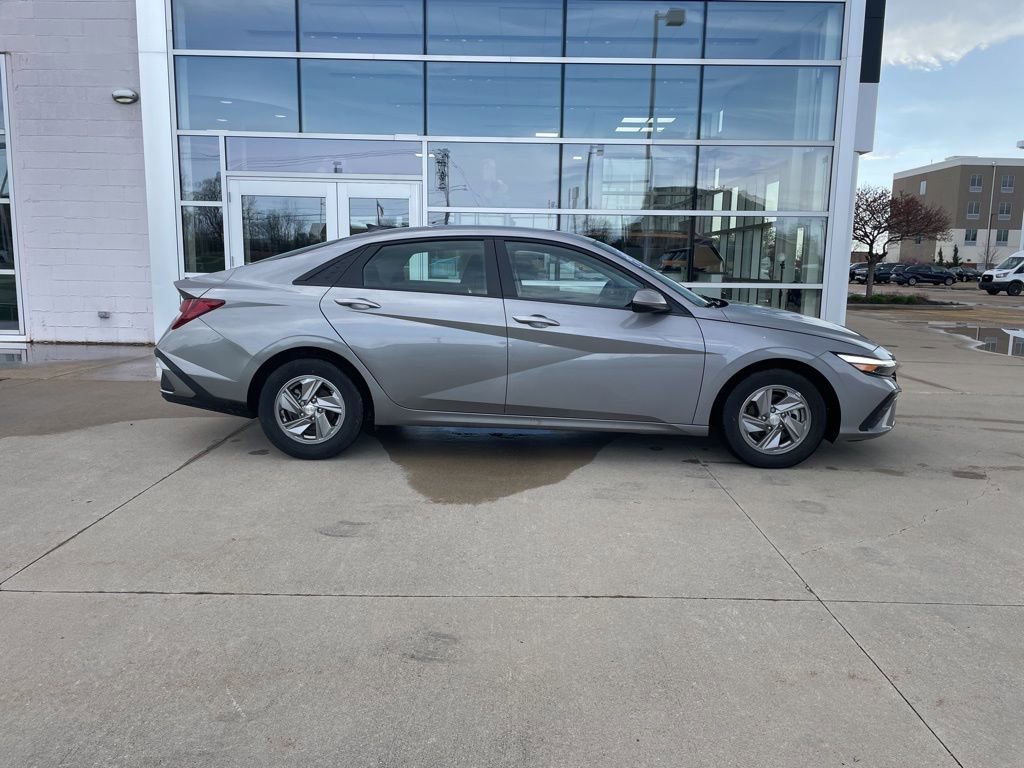 Used 2025 Hyundai Elantra SE FWD image 4