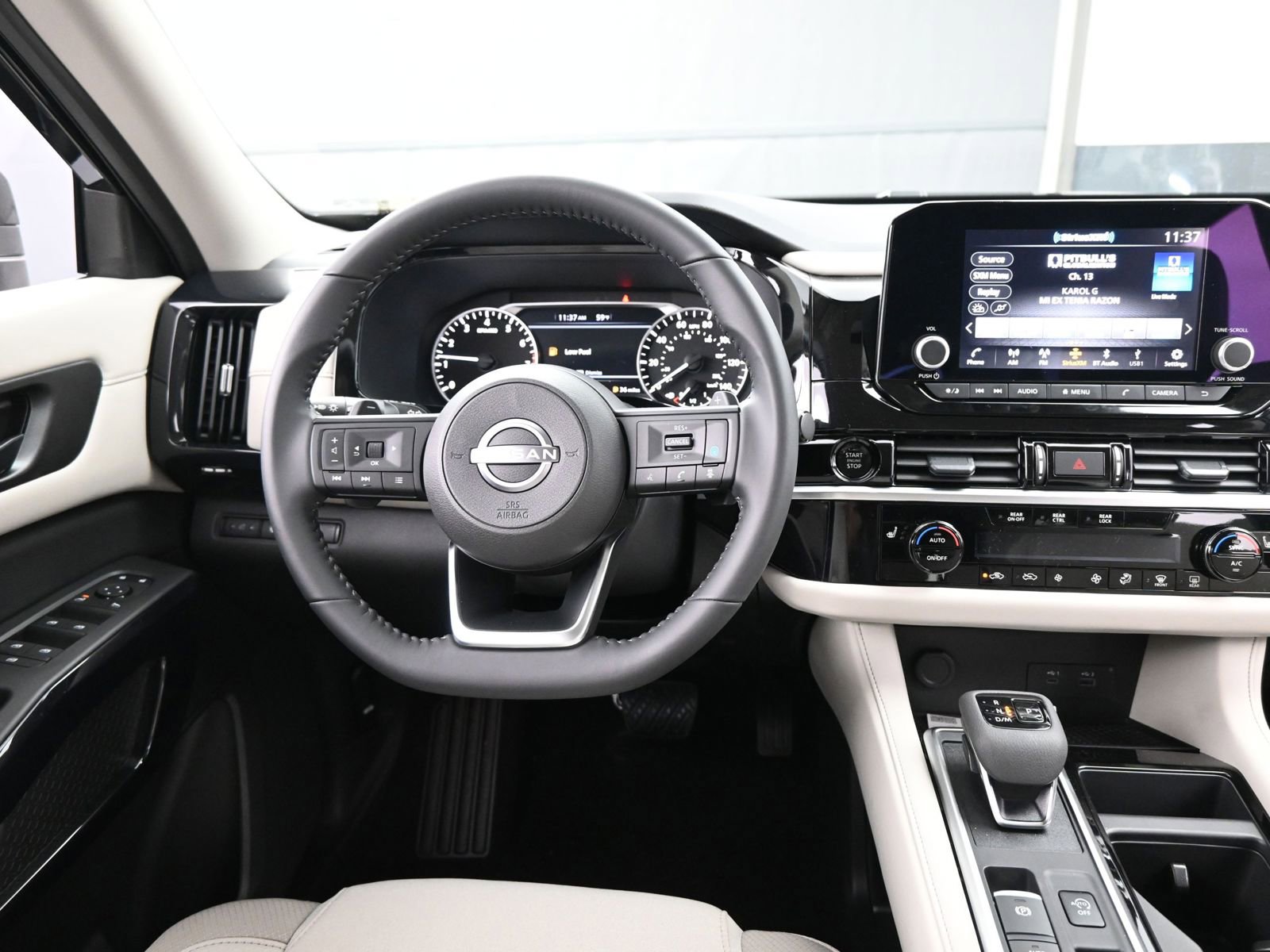 Used 2025 Nissan Pathfinder SV image 12