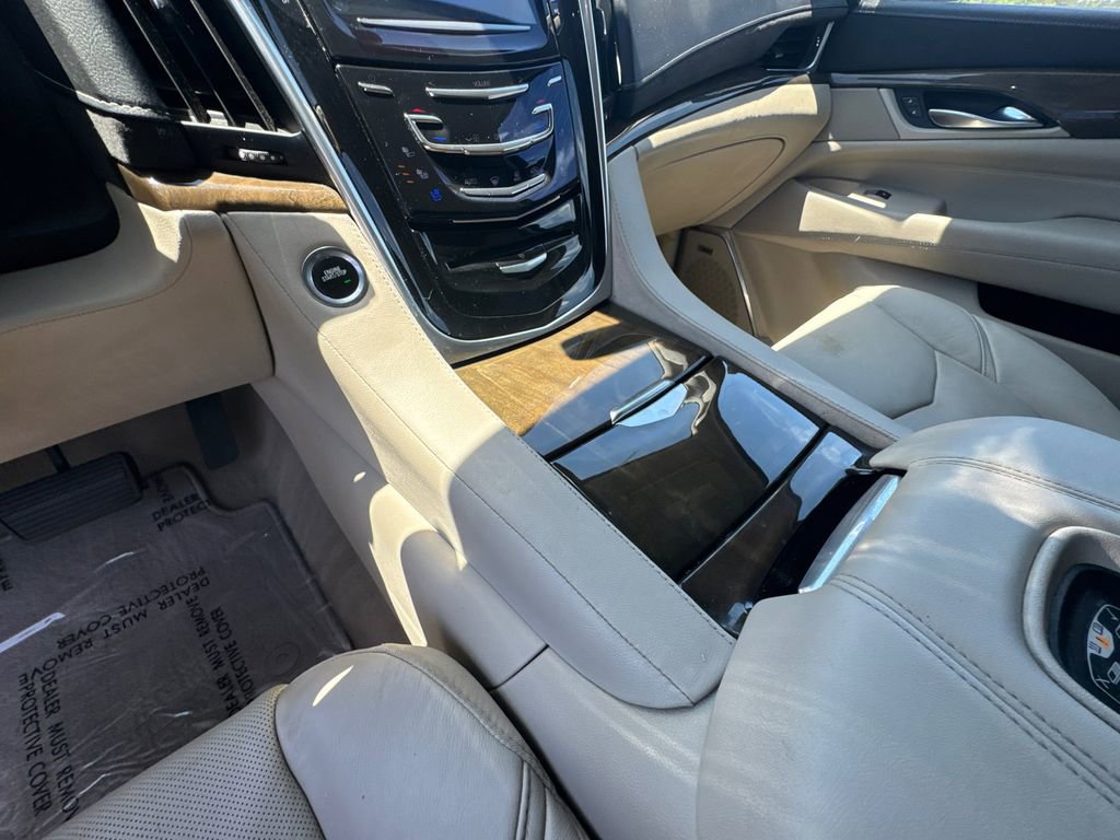 Used 2020 Cadillac Escalade Luxury RWD image 32