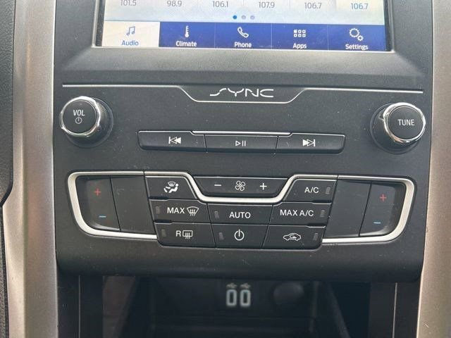 Used 2020 Ford Fusion SE FWD image 26