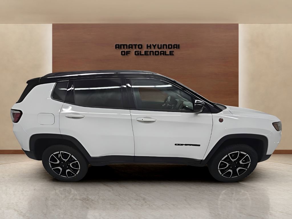 Used 2025 Jeep Compass Trailhawk AWD/4WD image 7