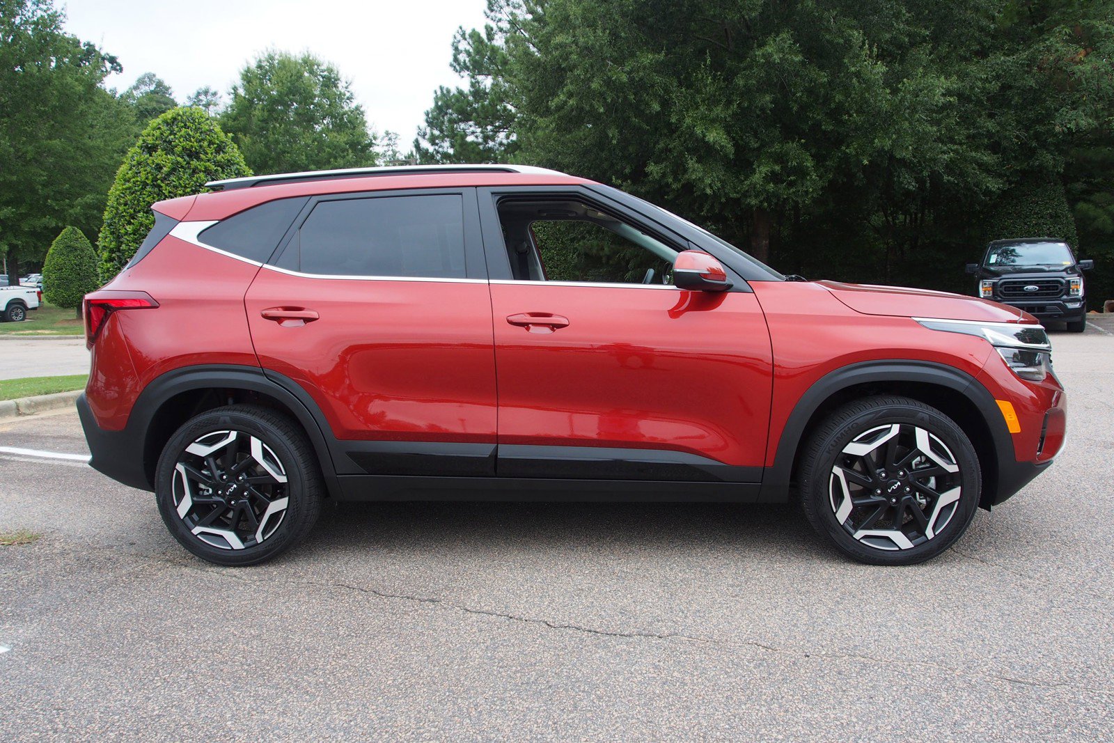 Used 2025 Kia Seltos SX w/ SX Sunroof Package image 8