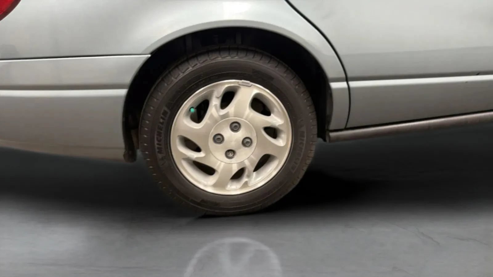 Used 2002 Saturn S-Series SL2 w/ SL2 Option Pkg 2 FWD image 25