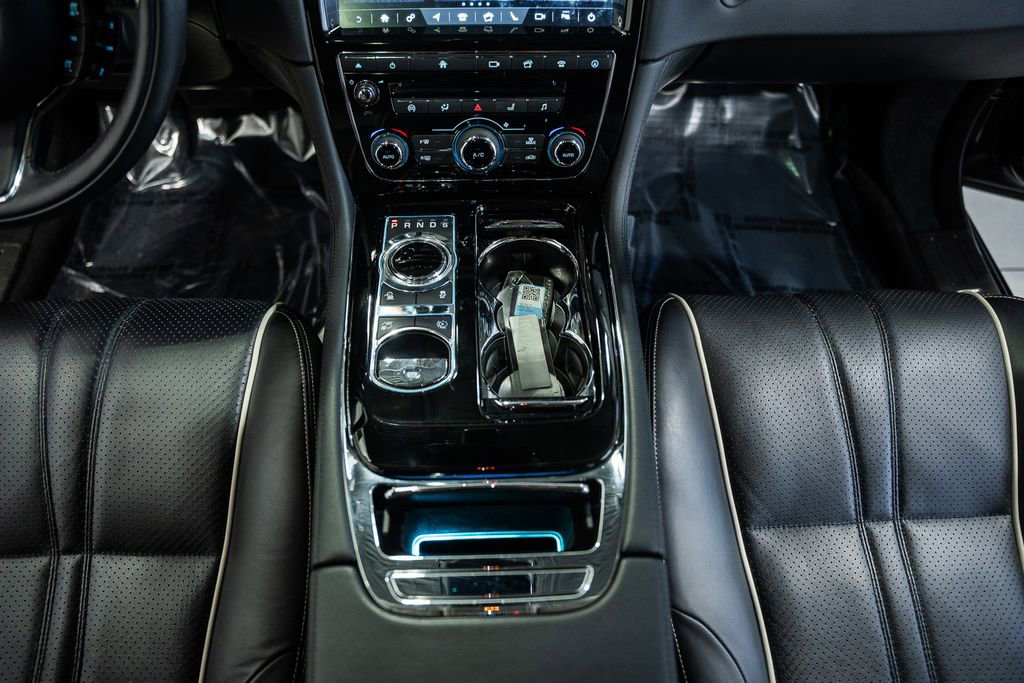 Used 2019 Jaguar XJ R-Sport image 33