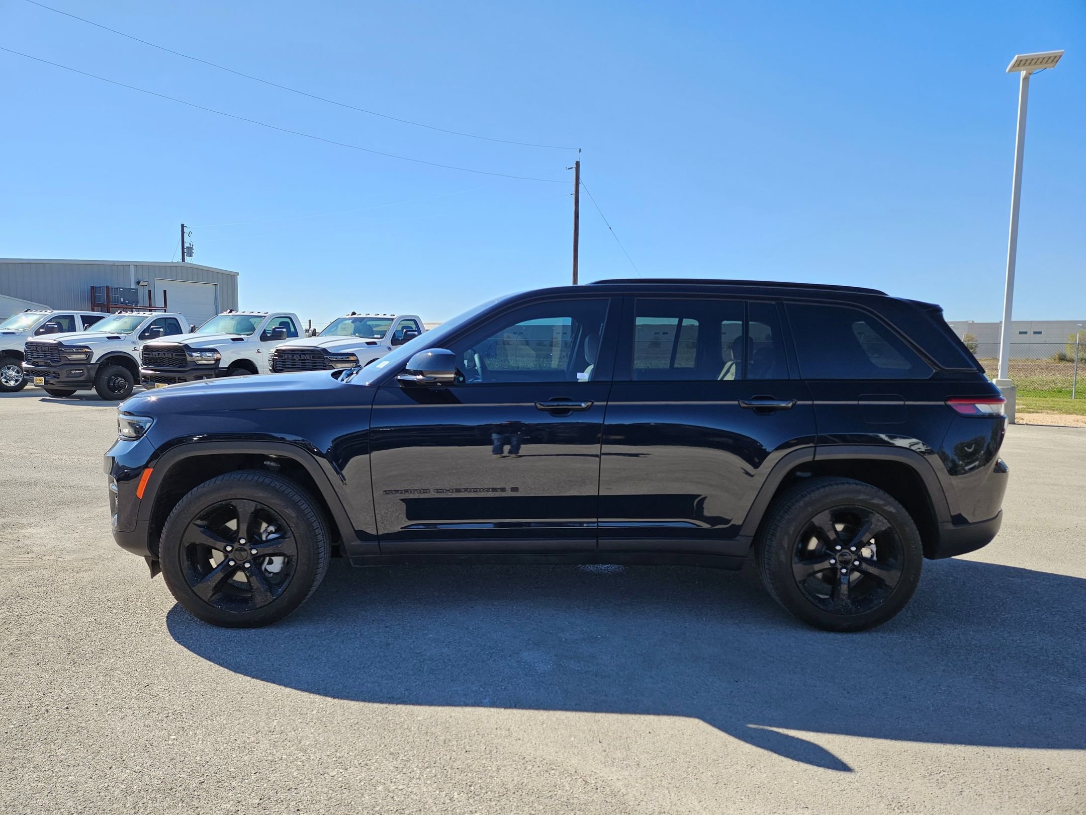 Certified 2024 Jeep Grand Cherokee Limited w/ Luxury Tech Group II image 6