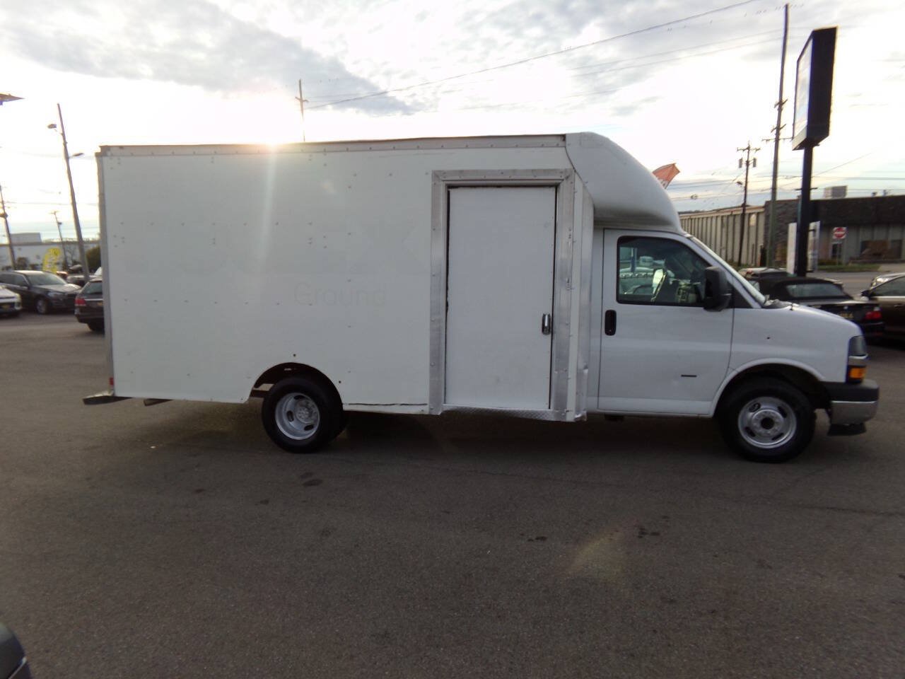 Used 2018 Chevrolet Express 3500 w/ Power Convenience Package RWD image 4