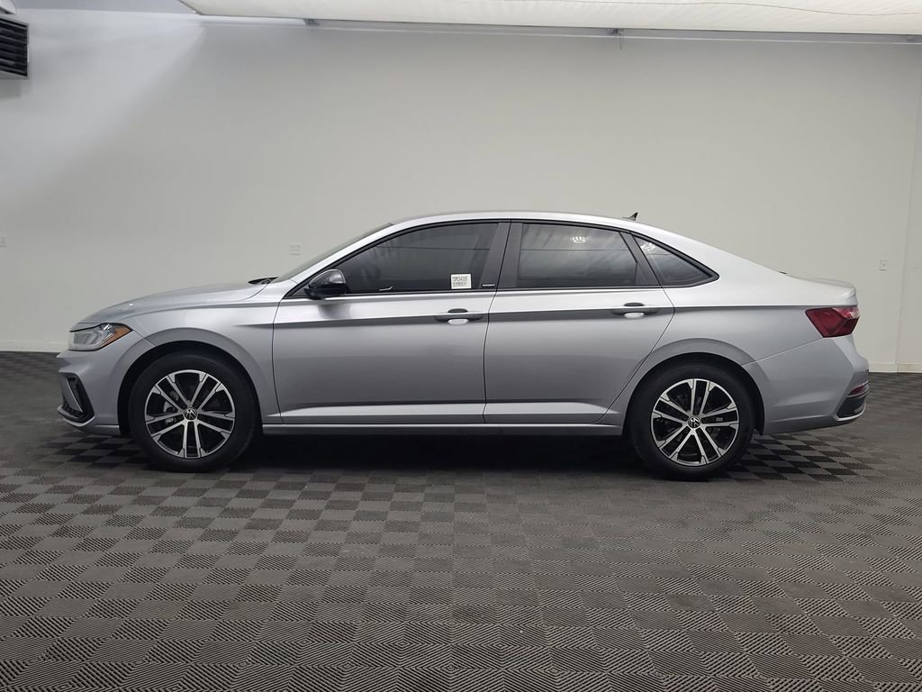 Used 2025 Volkswagen Jetta Sport image 2