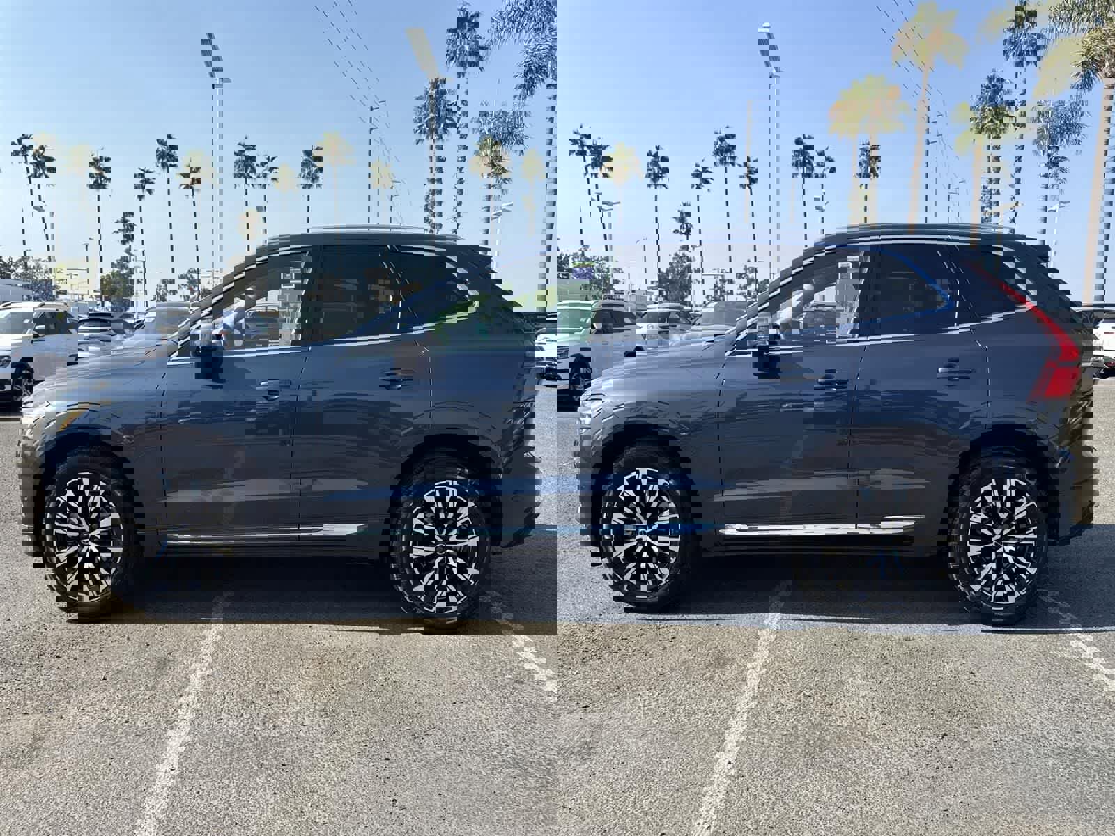 Used 2023 Volvo XC60 B5 Plus image 5