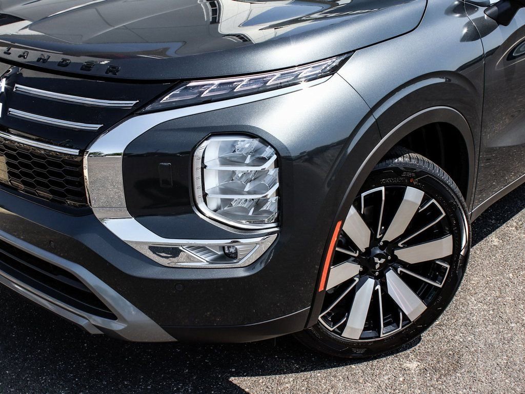 New 2025 Mitsubishi Outlander SE image 49