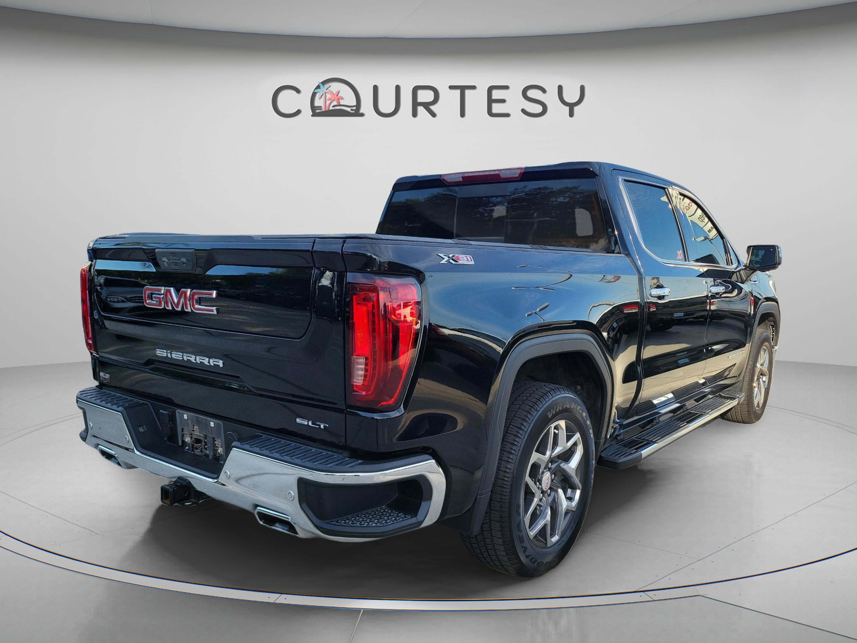Used 2023 GMC Sierra 1500 SLT w/ SLT Premium Plus Package AWD/4WD image 3