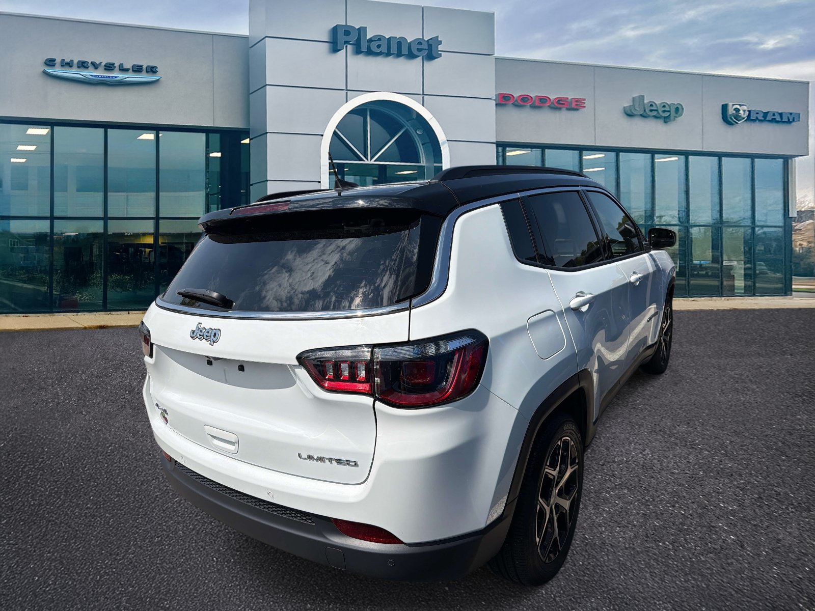 Used 2024 Jeep Compass Limited AWD/4WD image 2