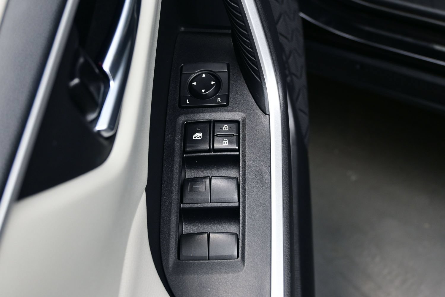Used 2020 Toyota RAV4 XLE w/ XLE Grade Weather Package AWD/4WD image 10