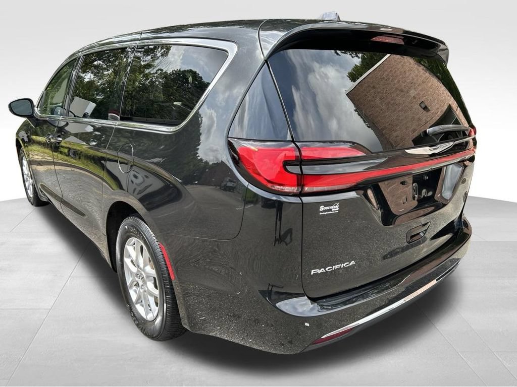 Used 2023 Chrysler Pacifica Touring-L FWD image 3
