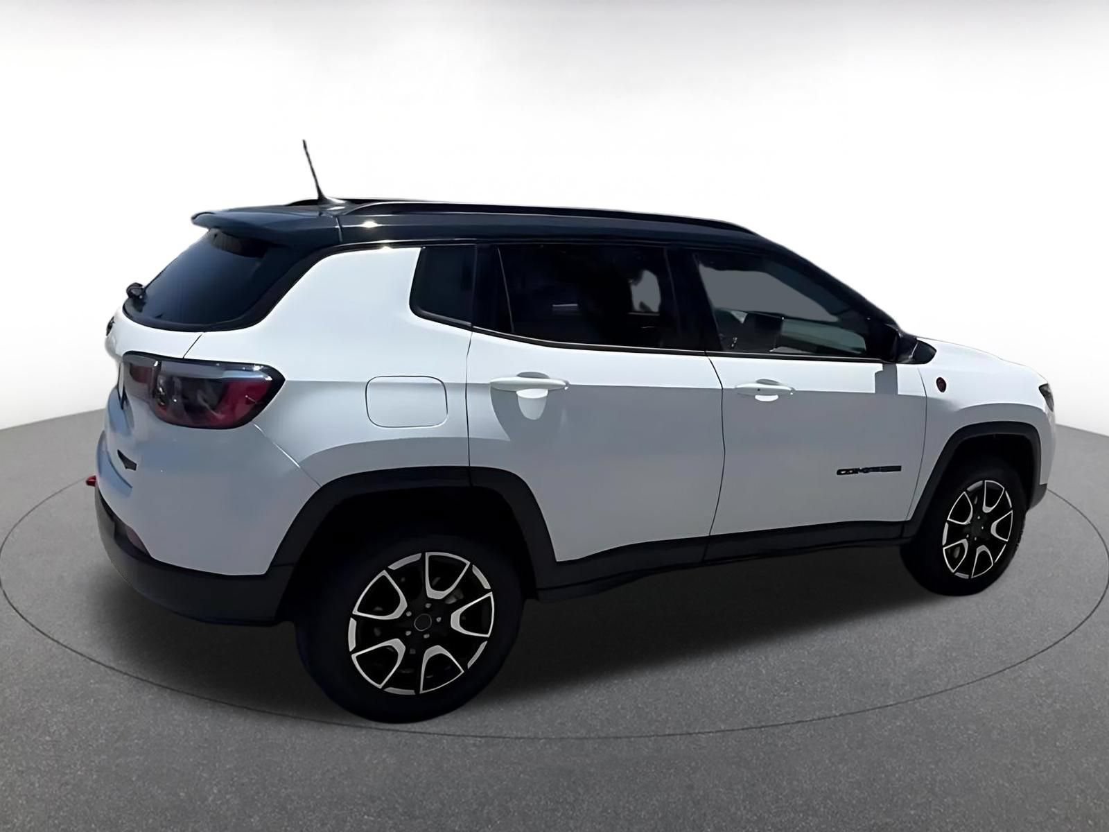 Used 2025 Jeep Compass Trailhawk AWD/4WD image 7