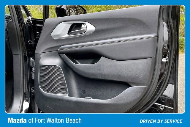 Used 2025 Chrysler Pacifica Limited image 28