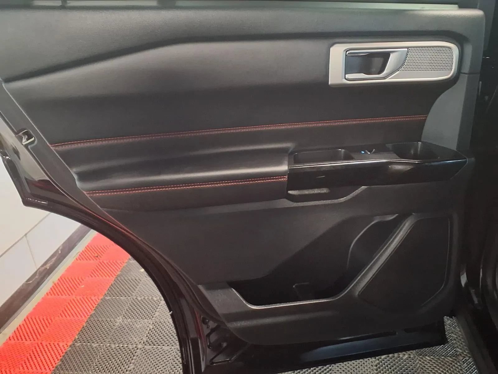 Used 2023 Ford Explorer ST-Line RWD image 14
