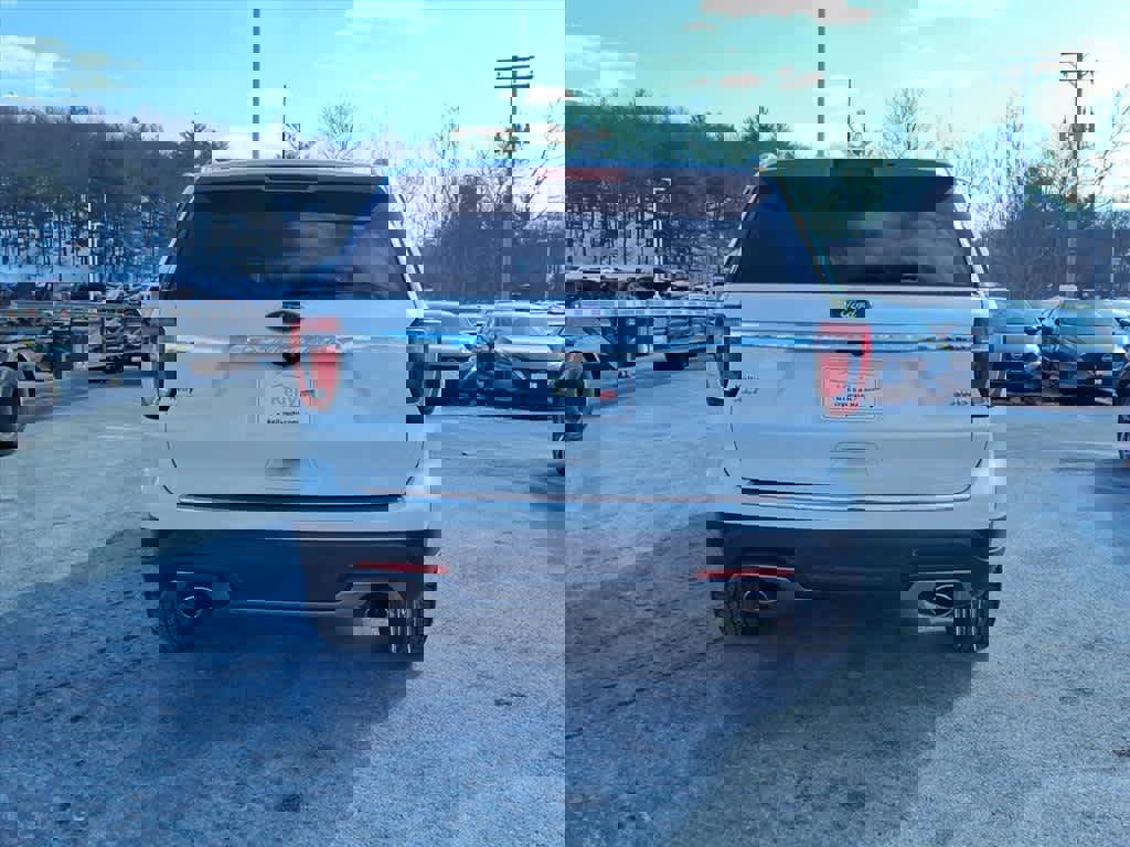 Used 2018 Ford Explorer XLT w/ Equipment Group 202A image 6