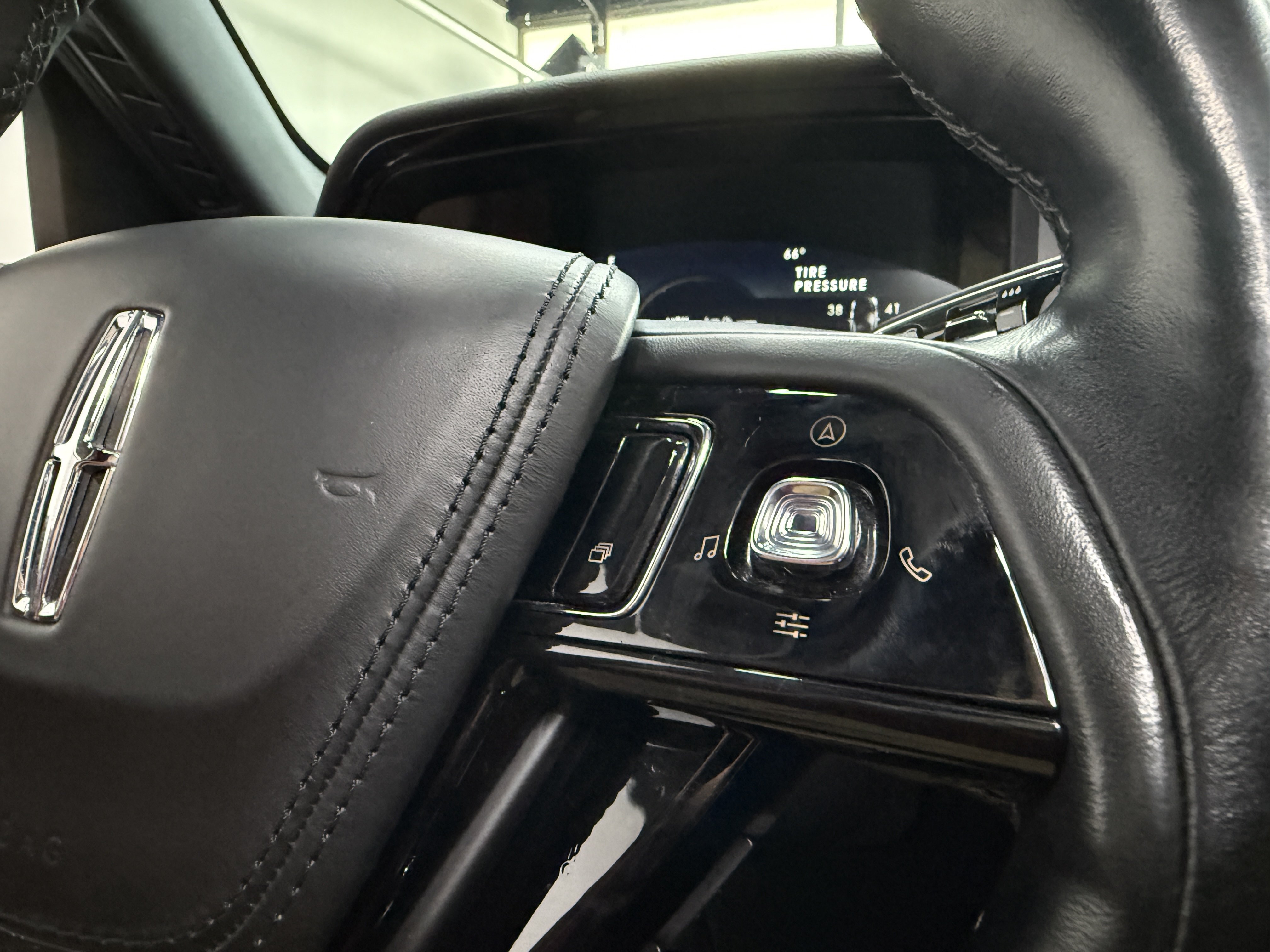 Used 2023 Lincoln Aviator Reserve w/ Jet Appearance Package AWD/4WD image 16