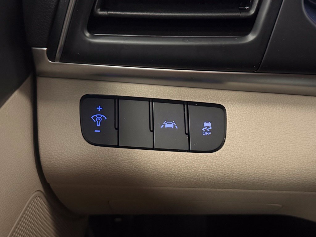 Used 2020 Hyundai Elantra SE FWD image 14